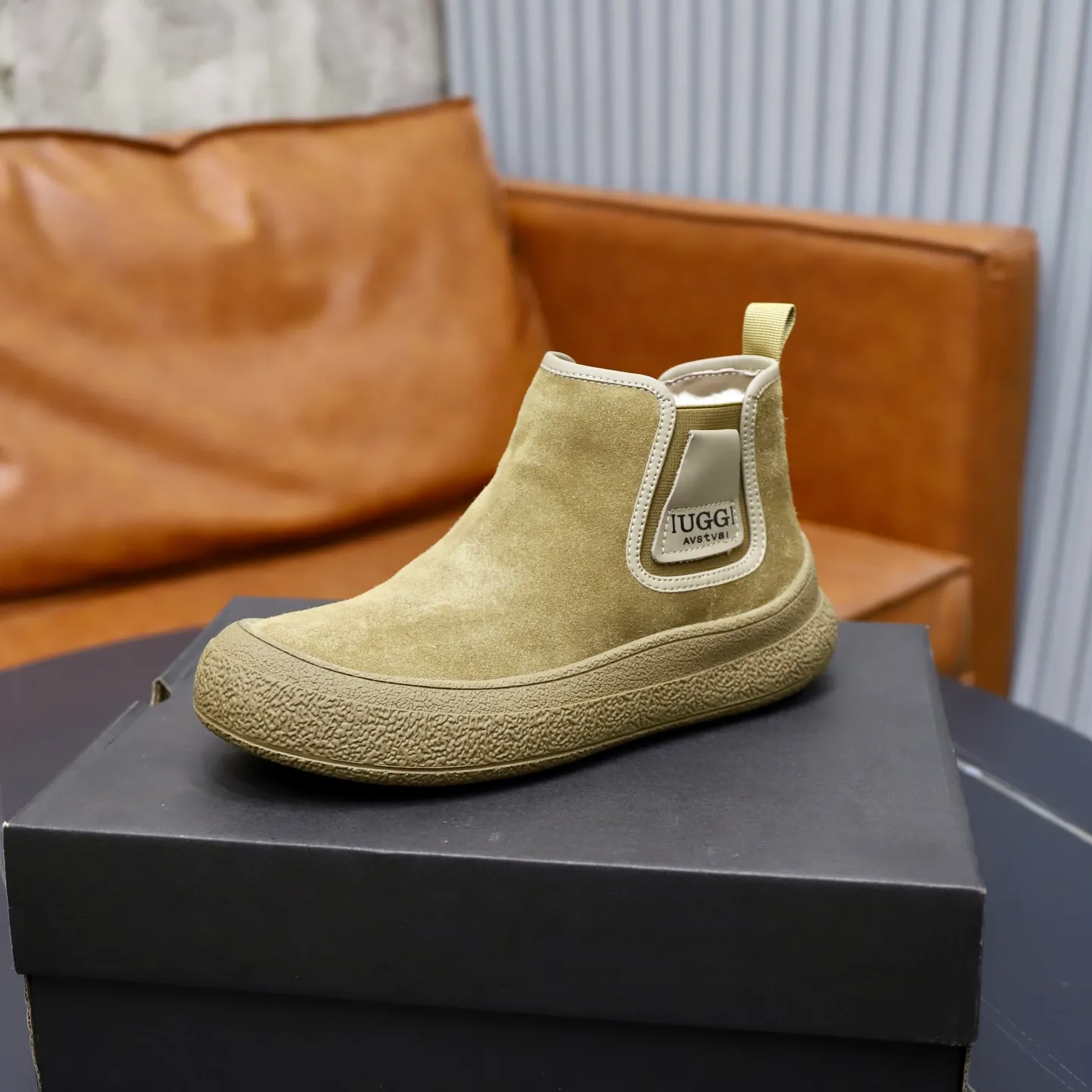 Ex-factory price: 580💰Thick wool imported from Australia Brand: UGG genuine purchase Size: 39-44 Grade: Official website 1:1 Material: First layer of genuine leather waterproof and anti-freeze upper Real wool lining Original non-slip soft wear-resistant outsole Style category: Men's casual shoes Trendy style Comfortable on the feet Color: Official website color synchronization